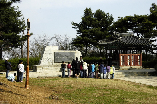 순국무명용사비와 쌍충비각 